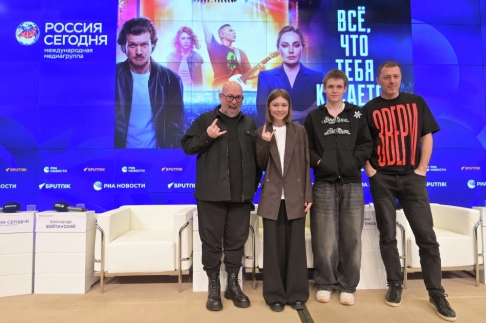 Режиссер Александр Войтинский, актриса Маша Кошкина, актер Олег Чугунов и продюсер Максим Рогальский (слева направо) участвуют в творческой встрече с создателями картины «Все, что тебя касается» в Международном мультимедийном пресс-центре медиагруппы «Россия сегодня» в Москве.