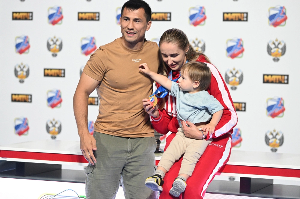 Роман Власов с супругой Виолеттой Колобовой, завоевавшей золотую медаль в финальном поединке индивидуальных соревнований по фехтованию на шпагах среди женщин в рамках Всероссийской Спартакиады по летним видам спорта.