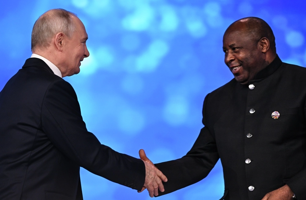 Президент РФ Владимир Путин и президент Республики Бурунди, председатель Африканского союза Эварист Ндайишимийе на пленарном заседании Экономического гуманитарного форума «Россия - Африка» в Москве.