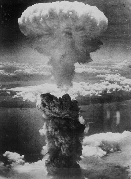 Ядерный гриб, образовавшийся после взрыва бомбы Толстяк, сброшенной на Нагасаки