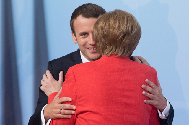 С президентом Франции Эммануэлем Макроном Меркель расцеловалась в обе щеки