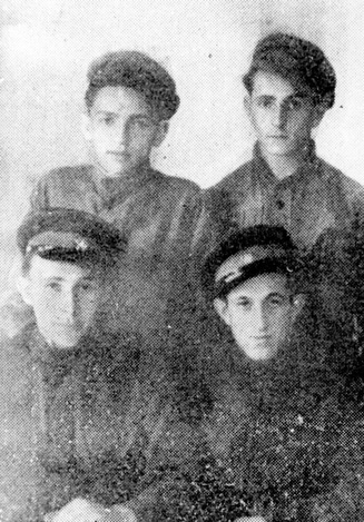 Ицхак Арад в партизанском отряде, 1943 г (слева вверху).