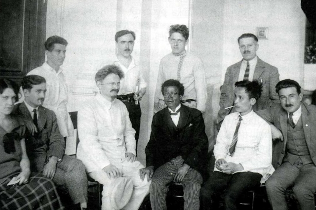 Делегаты V конгресса Коминтерна в Москве. В первом ряду второй справа, с сигаретой - Нгуен Ай Куок (Хо Ши Мин). 1924 год.