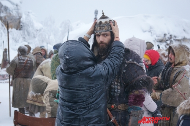 Актёру Исламу Зафесову повезло с костюмом: он не мёрзнет.