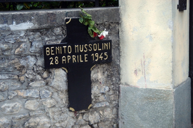Памятный знак на месте расстрела Муссолини. 