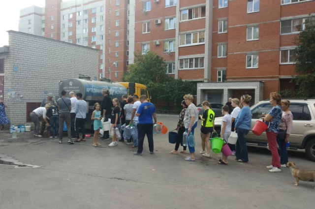 На улице Урывского уже организовали подвоз питьевой воды.