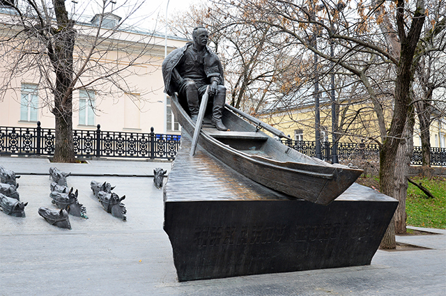 Многие критиковали отрезанные головы лошадей у памятника Шолохову.
