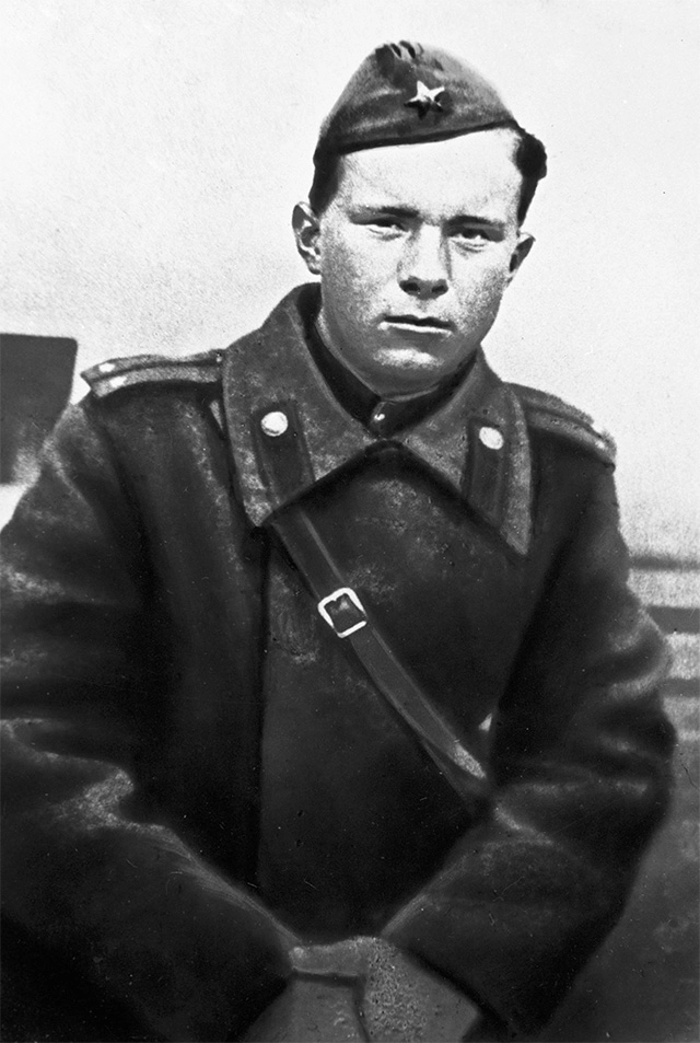Лейтенант Василь Быков на фронте. Сентябрь 1944 года.