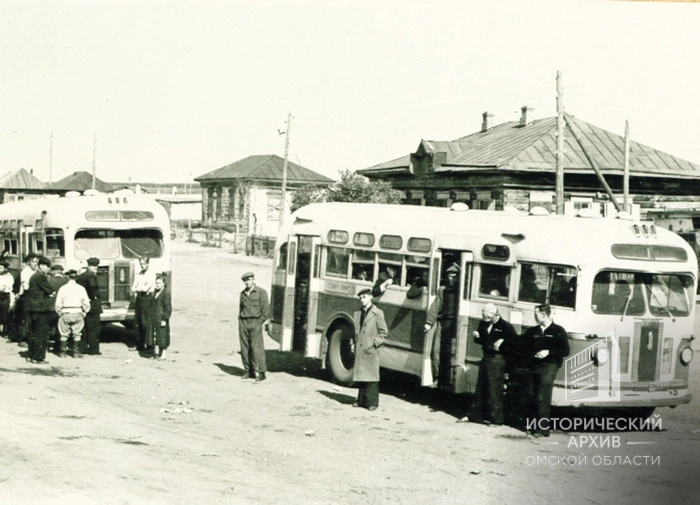 Остановка автобусов ЗИС-155. Омская область, с. Ачаир. 1956 год.