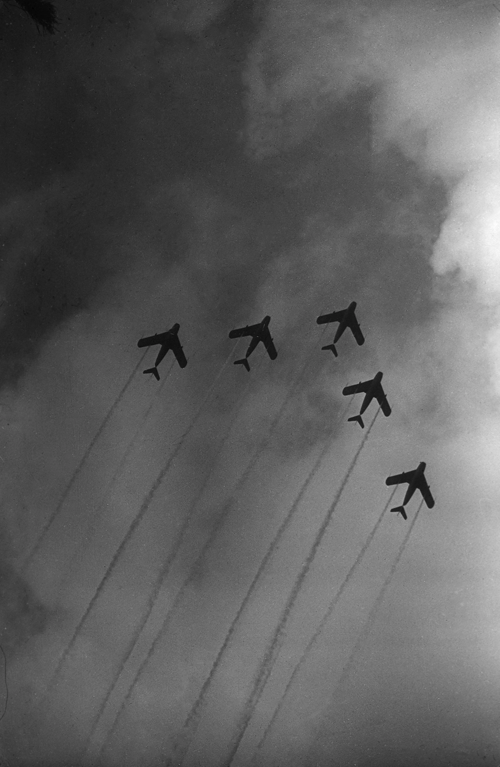 Реактивные истребители МИГ-17 в полете.