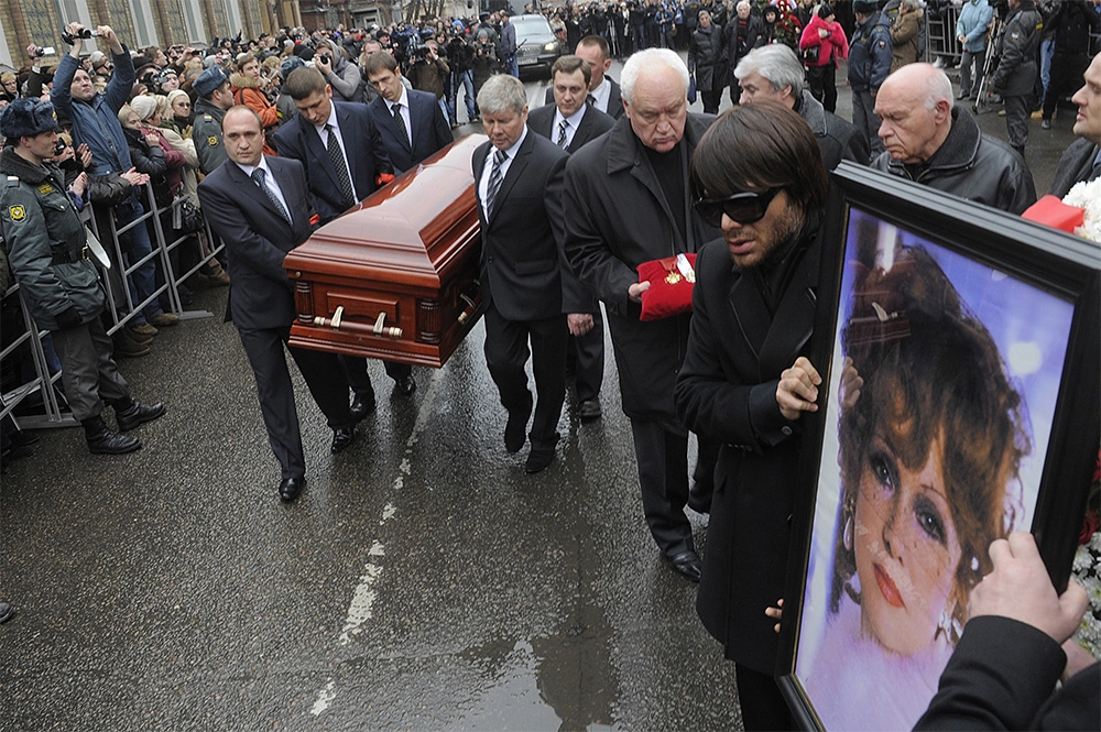 Траурная процессия у здания Центрального Дома литераторов, где прошла церемония прощания с народной артисткой России Людмилой Гурченко. 2011 г.