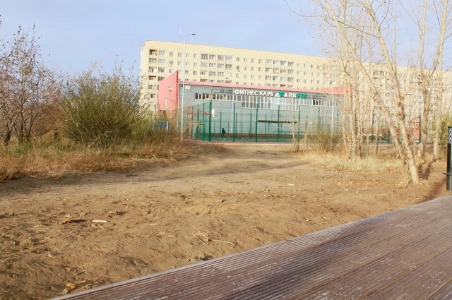 Отсутствие дополнительных дорожек в сквере МЖК