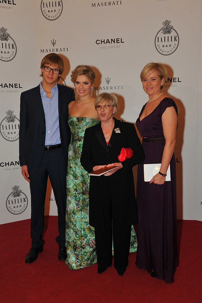 Алиса Фрейндлих с дочерью Варей и внуками Никитой и Анной .