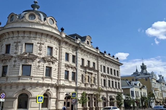 На ул. Кремлевская в Казани стоят Александровский и Чернояровский пассажи. 