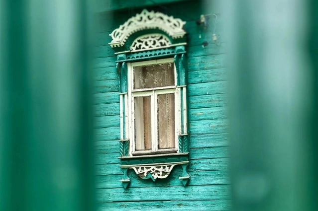 У каждого дома - яркие наличники.