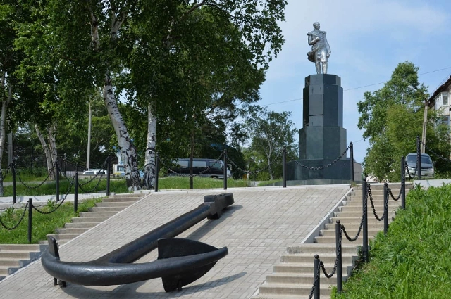 Памятник адмиралу Невельскому — основателю города.