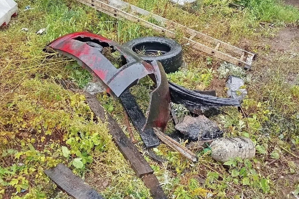 В Нижнем Новгороде из канализации достали автомобильный бампер.