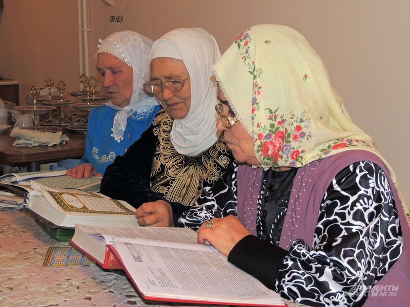 Мужчинам и женщинам в мечети объясняют основы веры. Мусульмане читают Коран
