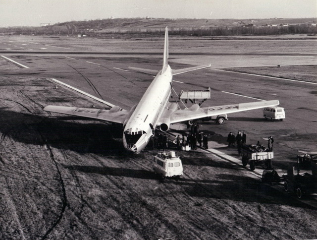 Ту-104 сразу после посадки.