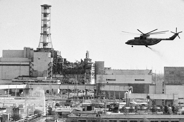 Вертолеты ведут дезактивацию зданий Чернобыльской атомной электростанции после аварии.