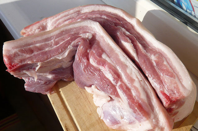 Грудинка от свиней мясных пород содержит минимум сала.