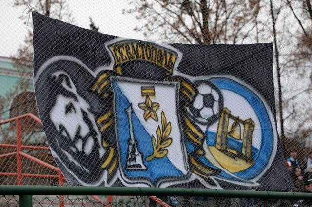 У ФК Севастополь довольно много болельщиков, которые активно поддерживают игроков, но вот хорошим стадионом клуб похвастать не может. Пока домашняя арена вмещает лишь 5576 человек