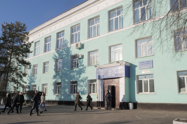Здание Амурского колледжа строительства и жилищно-коммунального хозяйства в Благовещенске, где произошла стрельба.