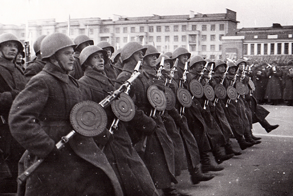 Пулемётчики на параде в Куйбышеве 7 ноября 1941 года.