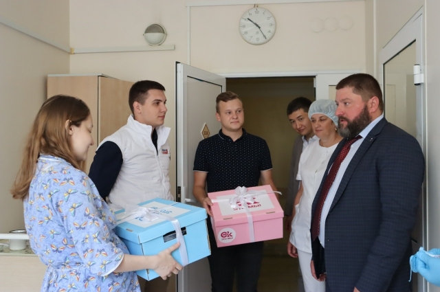 21 июля наборы с бирками для новорождённых получил Омский областной перинатальный центр.