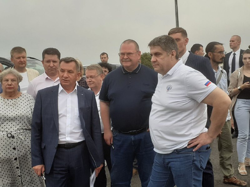 Роману Новикову (крайний справа) рассказали об объекте капитального строительства. 