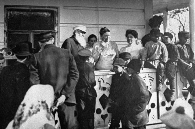 Лев Толстой с женой Софьей (в центре) на крыльце яснополянского дома в Троицин день, 1909 г