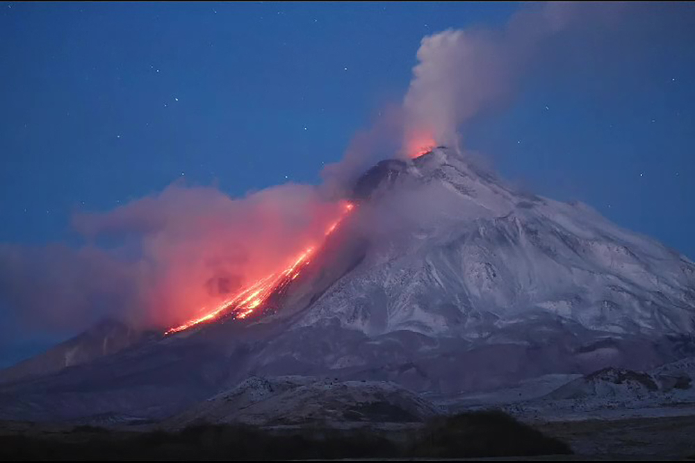 Извергающийся на Камчатке вулкан Ключевской