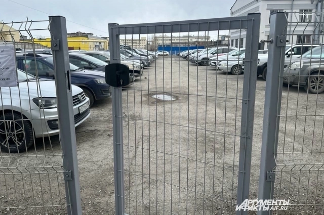 Калитка на выходе с парковки оказалось закрытой