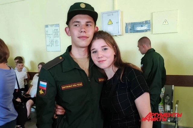 Надежда провожает Алексея в армию.