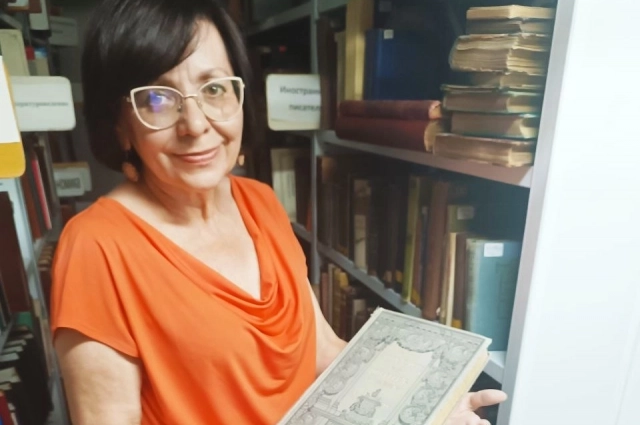 Директор ЦГБ им. Горького Татьяна Белоусова показывает старинную энциклопедию Брокгауза и Эфрона.