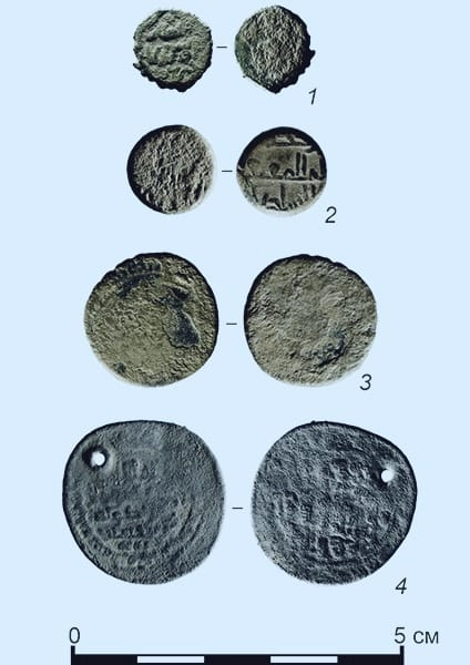Обнаружили при раскопках и медные монеты.