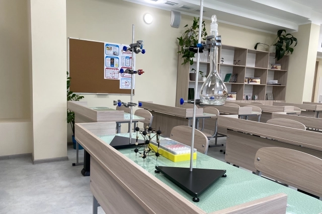 Оснащение новых классов превращает их в высокотехнологичные образовательные пространства.