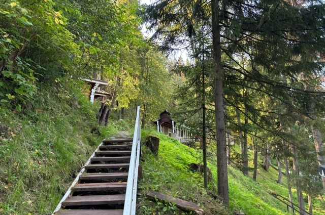 Часовня располагалась у подножия Гляденовской горы — рядом с местом, где, согласно легенде, в пещере жил Трифон Вятский.