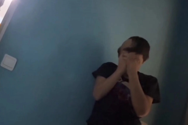 Осенью 2025 года мальчик находился в приюте. Когда ребенок узнал, что родители не смогут забрать его оттуда домой, впал в истерику.