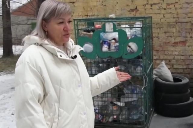 Голодный ребенок искал еду в мусорных баках.