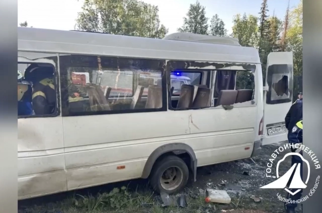 Автобус сильно пострадал в результате аварии.