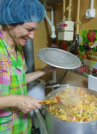 Три раза в неделю столовая открывает свои двери для всех, кому нужно горячее питание.