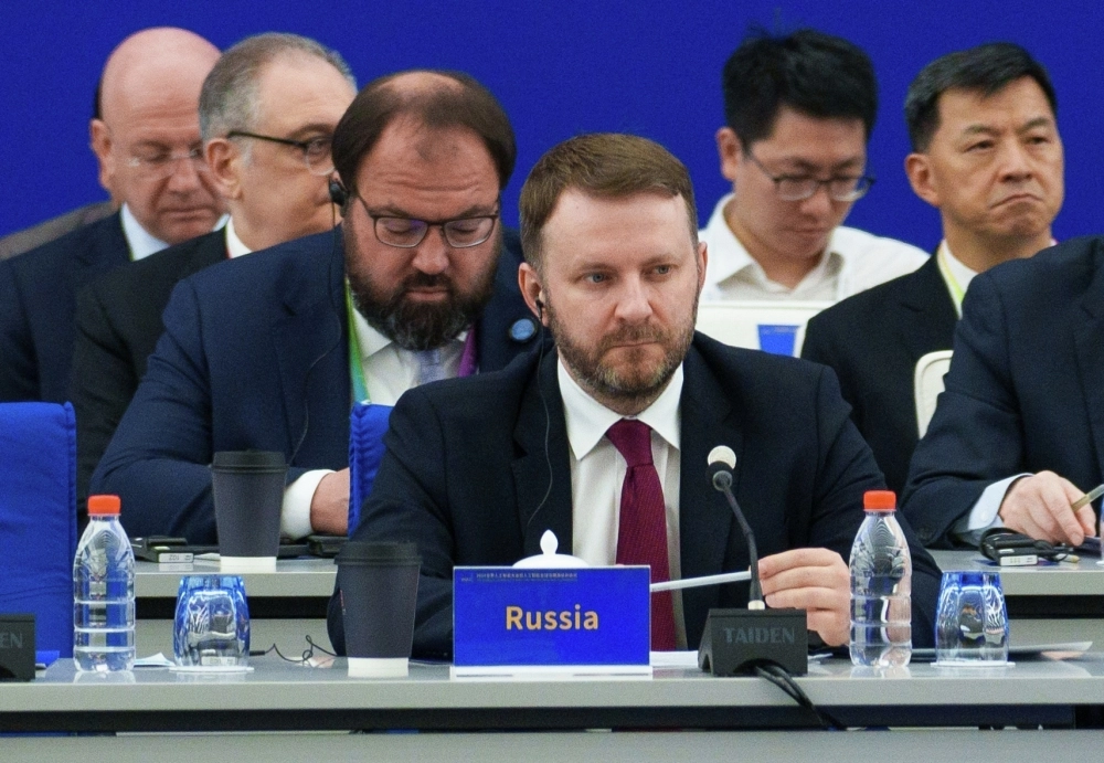 Заместитель руководителя администрации президента РФ Максим Орешкин (на первом плане), министр цифрового развития, связи и массовых коммуникаций РФ Максут Шадаев на совещании высокого уровня Всемирной организации сотрудничества в сфере искусственного интеллекта в Шанхае.