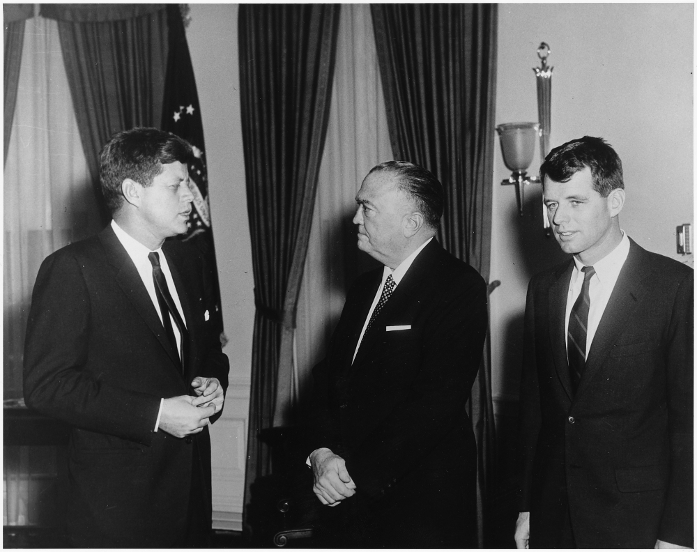 Слева-направо: Джон Кеннеди, Эдгар Гувер и Роберт Кеннеди.