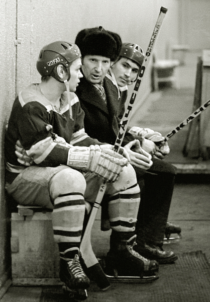 Виктор Шувалов беседует с юными хоккеистами на тренировке. 1977 год