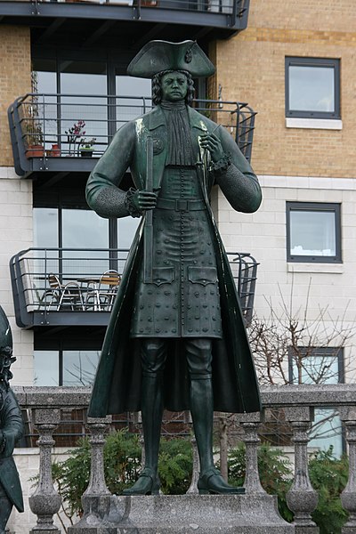 Статуя Петра Великого в Дептфорд-Крик. Статуя была подарена народом России в ознаменование времени, проведенного Петром Великим в качестве гостя в близлежащем дворе Сайеса. Питер был в гостях, чтобы изучать английское кораблестроение.