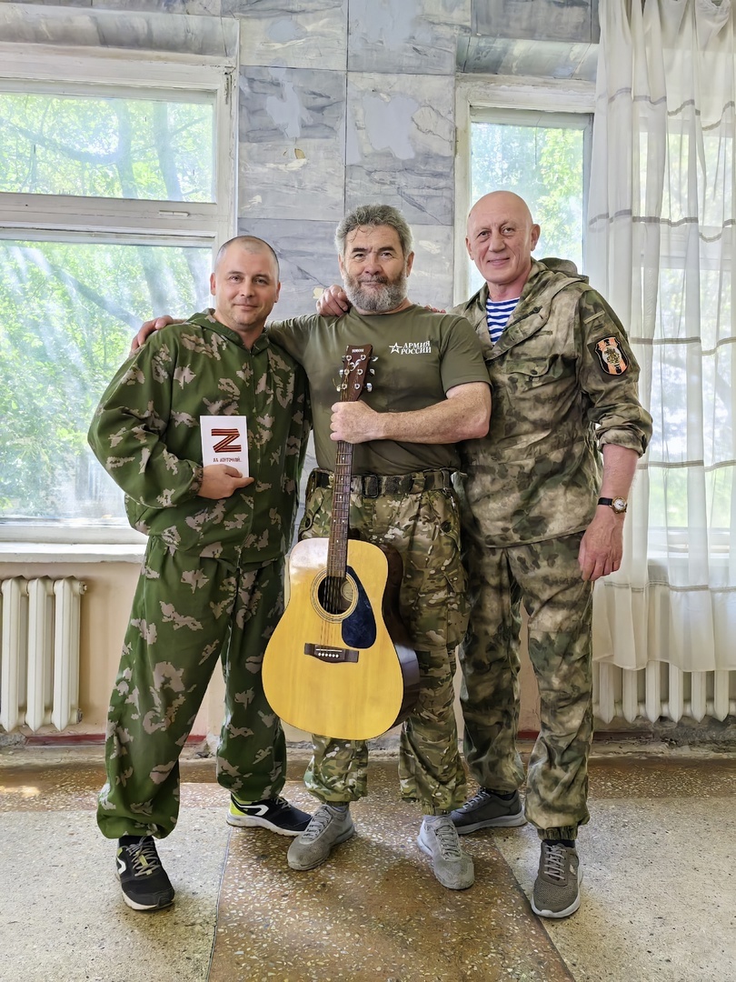 Один из авторов сборника «За ленточкой» Евгений Бунтов (в центре) с русскими десантниками.