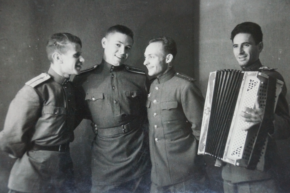 Михайловский - с баяном. Летное училище, 1940 год.