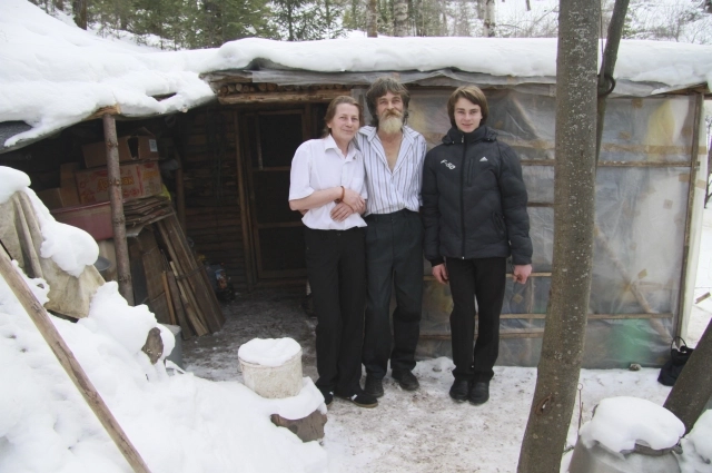 Оджан Наумкин с родителями возле их домика.