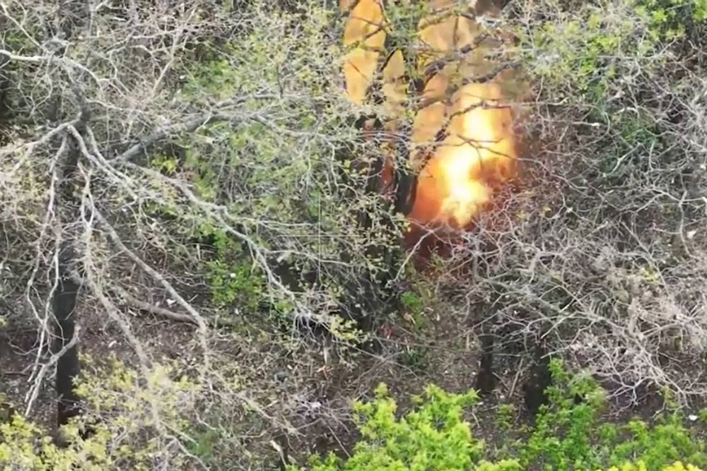 Взятие бойцами группировки «Север» опорного пункта ВСУ в Сумской области (вид с коптера).